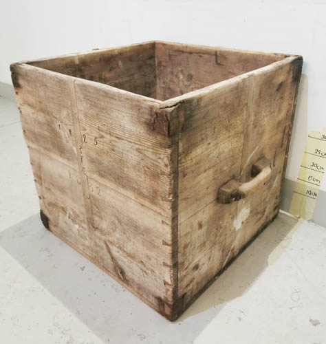 Iso mitta-kappa 13679