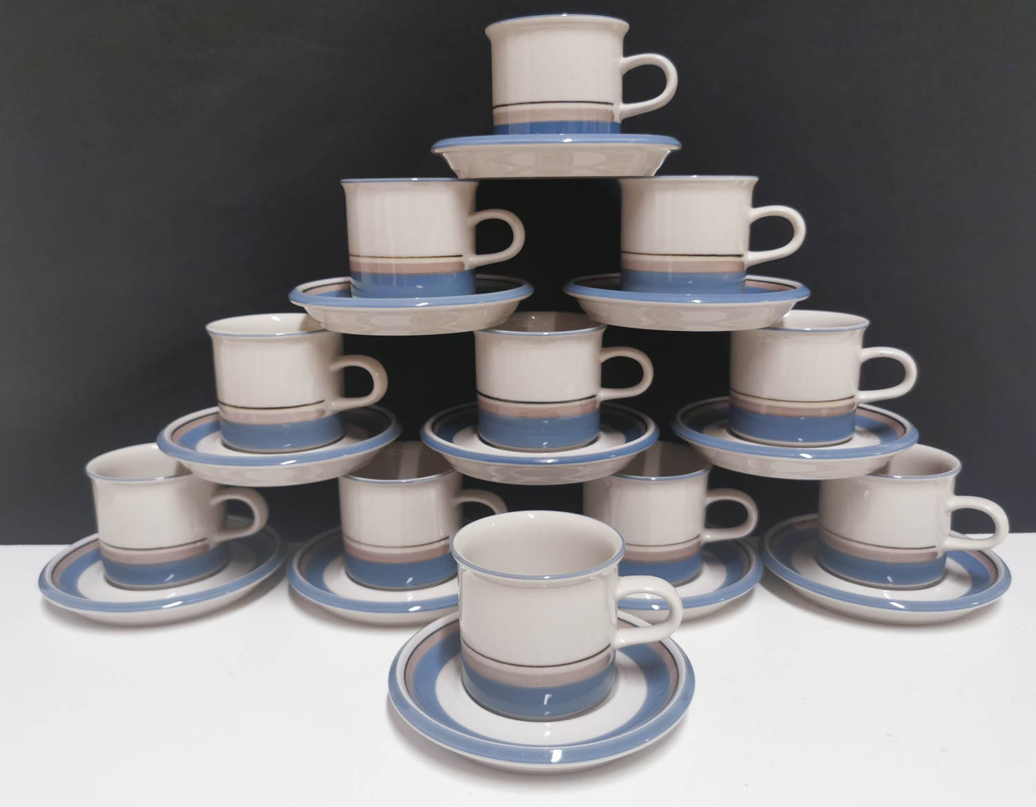 【限定品】ARABIA \"Odotettu viestinvälittäjä\" ARABIA KULTAKORISTE KAHVIKUPIT, TASSIT JA PULLALAUTASET, 4 KPL