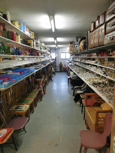 Astioita, matkalaukkuja, 16666